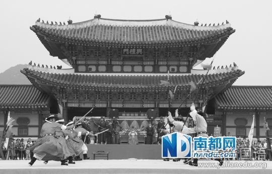 </p><p>当地时间2013年9月28日，韩国景福宫兴礼门前广场重现朝鲜时代宫殿护卫军传统操练仪式。东方IC</p><p>