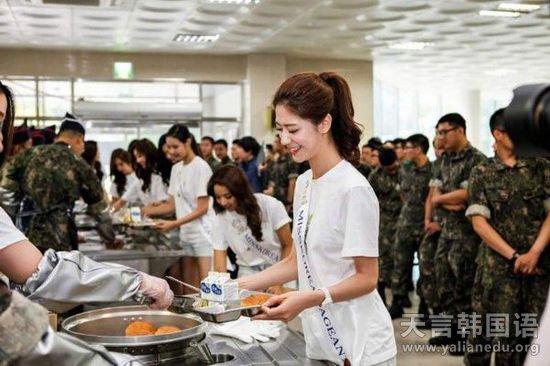 7月初，2015届韩国小姐们应邀慰劳了韩国陆军第12师部队，新一届的韩国小姐们为韩军士兵表演了精彩热辣的走秀和舞蹈，令韩军士兵激动万分。